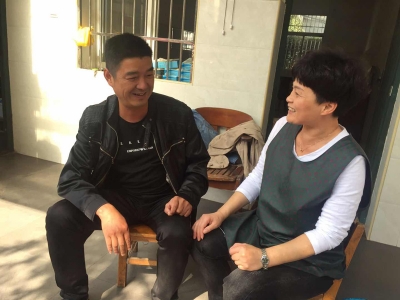 黨員走訪職工家屬，為同事解決疑難問(wèn)題